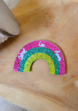 Charger l'image dans la galerie, Broche arc en ciel paillette personnalisable fait main cadeau témoin marraine femme fête des mères anniversaire EVJF