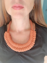 Charger l'image dans la galerie, Collier corde coton noué épais plastron, bijou fantaisie, idée cadeau tendance macramé fait main noeud marin terracotta