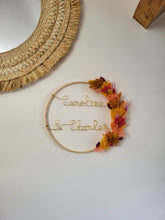 Charger l'image dans la galerie, Couronne fleurs séchées personnalisée mariage – Prénoms mariés – Déco bohème romantique – Cadeau unique cérémonie