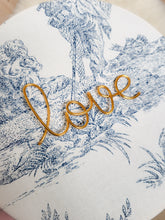 Charger l'image dans la galerie, Décoration toile de jouy bébé personnalisée bohème tambour couronne fleurs séchées prénom fait main cadeau naissance enfant baby shower