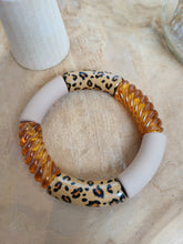 Cargar imagen en el visor de la galería, Bracelet léopard fait main – Accessoire tendance en perles résine imprimé animalier – Tons terracotta, ambre, noir, doré, beige