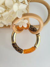 Load image into Gallery viewer, Bracelet léopard fait main – Bijou tendance imprimé animalier – Perles résine incurvées, tons terracotta, marron, orange et doré