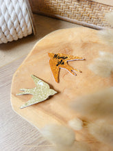 Charger l'image dans la galerie, Broche hirondelle paillette personnalisable cadeau témoin marraine femme fête des mères anniversaire EVJF