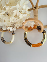 Load image into Gallery viewer, Bracelet léopard fait main – Bijou tendance imprimé animalier – Perles résine incurvées, tons terracotta, marron, orange et doré