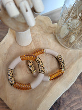 Cargar imagen en el visor de la galería, Bracelet léopard fait main – Accessoire tendance en perles résine imprimé animalier – Tons terracotta, ambre, noir, doré, beige