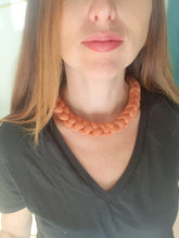 Charger l'image dans la galerie, Collier corde coton tressé épais chunky plastron bijou fantaisie cadeau tendance automne 2023 macramé fait main noeud marin terracotta Noël