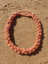 Charger l'image dans la galerie, Collier corde coton tressé épais chunky plastron bijou fantaisie cadeau tendance automne 2023 macramé fait main noeud marin terracotta Noël