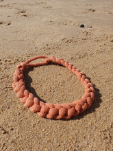 Charger l'image dans la galerie, Collier corde coton tressé épais chunky plastron bijou fantaisie cadeau tendance automne 2023 macramé fait main noeud marin terracotta Noël