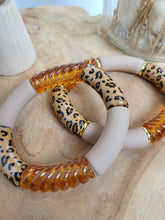 Cargar imagen en el visor de la galería, Bracelet léopard fait main – Accessoire tendance en perles résine imprimé animalier – Tons terracotta, ambre, noir, doré, beige