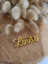 Charger l'image dans la galerie, Broche Prénom Personnalisée – Cadeau Fait Main en Fil d'Aluminium | Idée Originale pour Maîtresse, Marraine, Témoin, Femme, EVJF, Fête des Mères, Anniversaire