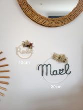 Charger l'image dans la galerie, Couronne fleurs séchées prénom, cadeau de naissance personnalisé, décoration bohème chambre bébé