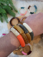 Charger l'image dans la galerie, Bracelet élastique jonc, perles tubes incurvées acrylique paillettes doré