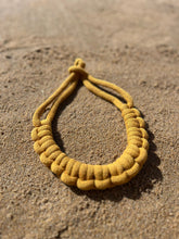 Charger l'image dans la galerie, Collier corde coton noué épais chunky plastron bijou fantaisie cadeau tendance macramé fait main noeud marin jaune moutarde