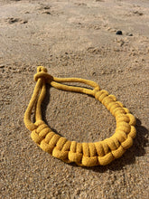 Charger l'image dans la galerie, Collier corde coton noué épais chunky plastron bijou fantaisie cadeau tendance macramé fait main noeud marin jaune moutarde