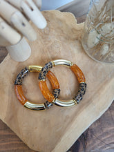 Load image into Gallery viewer, Bracelet léopard fait main – Bijou tendance imprimé animalier – Perles résine incurvées, tons terracotta, marron, orange et doré