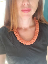 Charger l'image dans la galerie, Collier corde coton tressé épais chunky plastron bijou fantaisie cadeau tendance automne 2023 macramé fait main noeud marin terracotta Noël