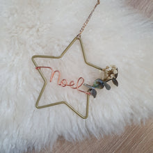 Charger l'image dans la galerie, Etoile dorée de Noël personnalisée avec fleurs séchées