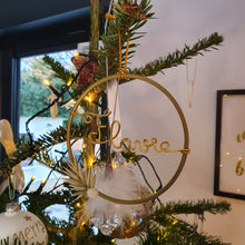 Charger l'image dans la galerie, Boule de sapin de Noël personnalisée avec fleurs séchées