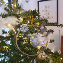 Charger l'image dans la galerie, Boule de sapin de Noël personnalisée avec fleurs séchées