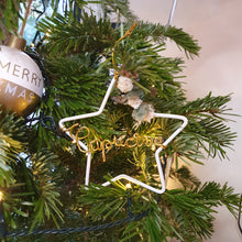 Charger l'image dans la galerie, Etoile blanche de Noël personnalisée avec fleurs séchées