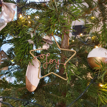 Charger l'image dans la galerie, Etoile dorée de Noël personnalisée avec fleurs séchées