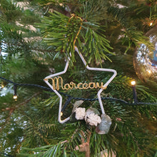 Charger l'image dans la galerie, Etoile blanche de Noël personnalisée avec fleurs séchées