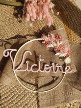 Charger l'image dans la galerie, Couronne de Fleurs Séchées Bohème Personnalisée avec Prénom – Décoration Originale et Vintage pour Chambre Bébé