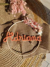 Charger l'image dans la galerie, Couronne de Fleurs Séchées Bohème Personnalisée avec Prénom – Décoration Originale et Vintage pour Chambre Bébé