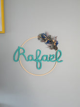 Charger l'image dans la galerie, Couronne de Fleurs Séchées Bohème Personnalisée avec Prénom – Décoration Originale et Vintage pour Chambre Bébé