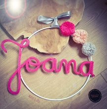 Charger l'image dans la galerie, Couronne prénom 3 pompons personnalisée