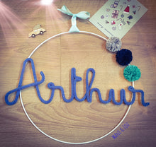 Charger l'image dans la galerie, Couronne prénom 3 pompons personnalisée