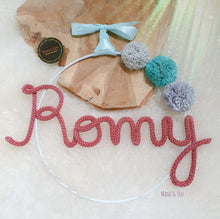 Charger l'image dans la galerie, Couronne prénom 3 pompons personnalisée