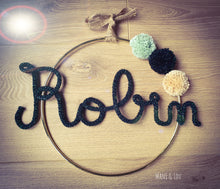 Charger l'image dans la galerie, Couronne prénom 3 pompons personnalisée