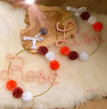 Charger l'image dans la galerie, Couronne prénom 6 pompons personnalisée