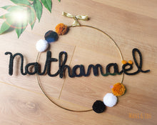 Charger l'image dans la galerie, Couronne prénom 6 pompons personnalisée