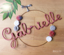 Charger l'image dans la galerie, Couronne prénom 6 pompons personnalisée