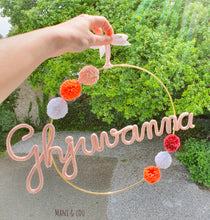 Charger l'image dans la galerie, Couronne prénom 6 pompons personnalisée