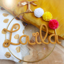 Charger l'image dans la galerie, Couronne prénom 3 pompons personnalisée