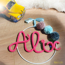 Charger l'image dans la galerie, Couronne prénom 3 pompons personnalisée