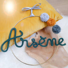 Charger l'image dans la galerie, Couronne prénom 3 pompons personnalisée