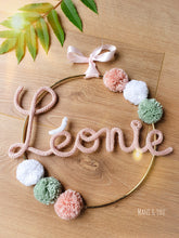 Charger l'image dans la galerie, Couronne prénom 6 pompons personnalisée