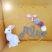 Charger l'image dans la galerie, Couronne prénom 3 pompons personnalisée