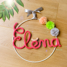 Charger l'image dans la galerie, Couronne prénom 3 pompons personnalisée