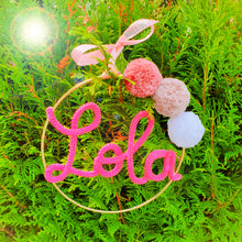 Charger l'image dans la galerie, Couronne prénom 3 pompons personnalisée