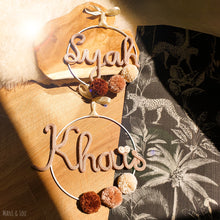 Charger l'image dans la galerie, Couronne prénom 3 pompons personnalisée