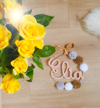 Charger l'image dans la galerie, Couronne prénom 6 pompons personnalisée