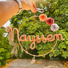 Charger l'image dans la galerie, Couronne prénom 3 pompons personnalisée