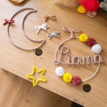 Charger l'image dans la galerie, Couronne prénom 6 pompons personnalisée