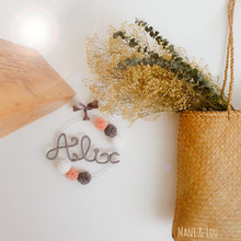 Charger l'image dans la galerie, Couronne prénom 6 pompons personnalisée