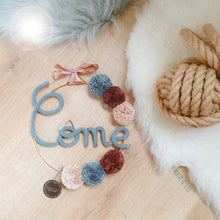 Charger l'image dans la galerie, Couronne prénom 6 pompons personnalisée